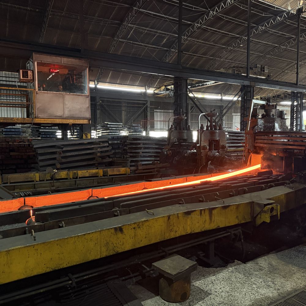 Barra de aço incandescente na linha de laminação de um fabricante representado pela Metalvale